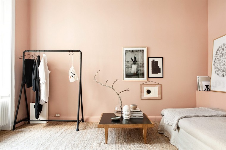 chambre dressing ouvert rose gris intérieur moderne petit appartement déco mur cadres
