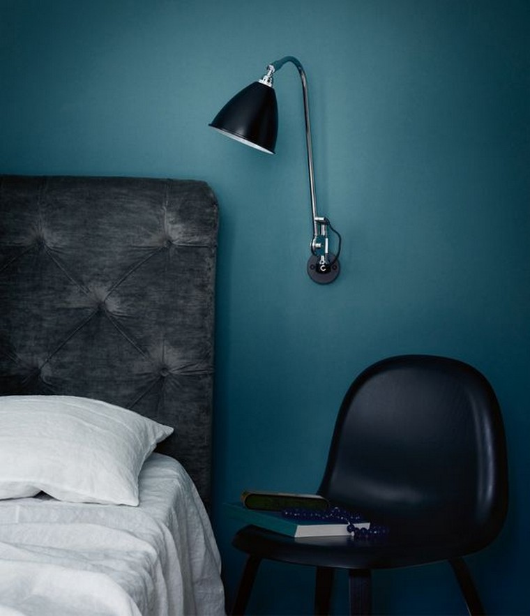 déco chambre idée tete de lit capitonné chambre mur bleu fauteuil