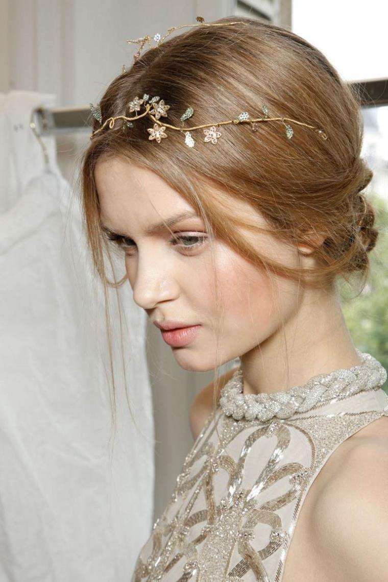 coiffure-mariage-cheveux-longs-diademe-fleurs-delicates