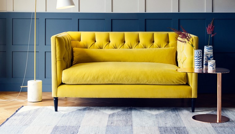 canapé jaune velours design tapis sol idée mur bois table basse