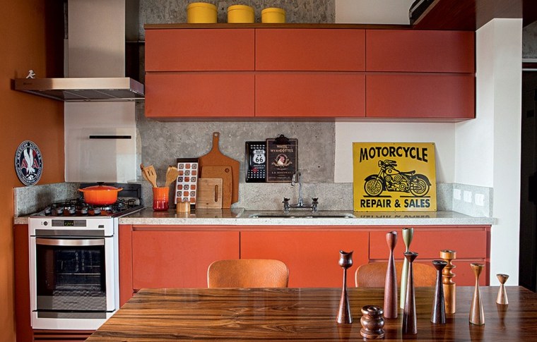 credence-cuisine-moderne-revetement-mural-beton-meuble-rouge