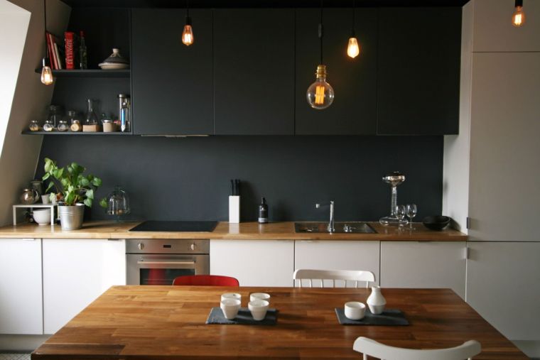 cuisine-blanche-plan-de-travail-bois-couleur-sombre-meuble-haut-noir