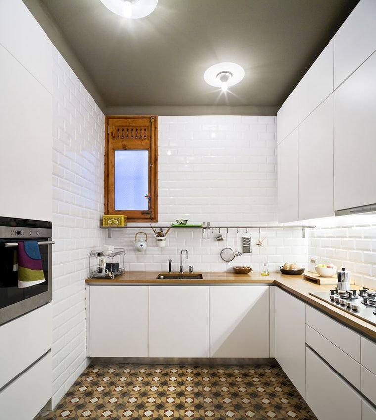 cuisine-blanche-plan-de-travail-bois-petit-espace-deco-carrelage-metro