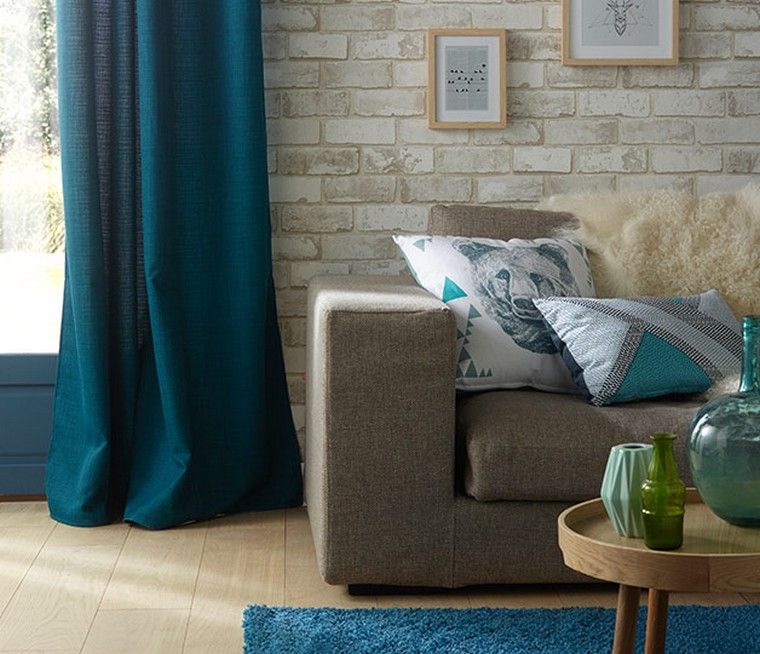 Rideaux bleu idée intérieur salon canapé moderne mur briques cadre