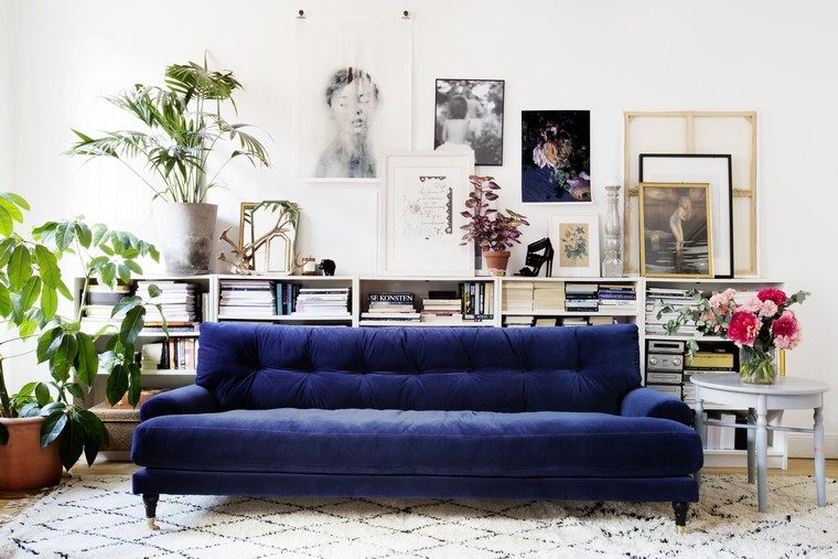 canapé bleu idée salon déco mur vertes plantes tapis sol moderne