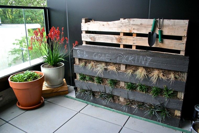 deco-jardiniere-en-palette-idees-interieur-balcon-plantes-bois