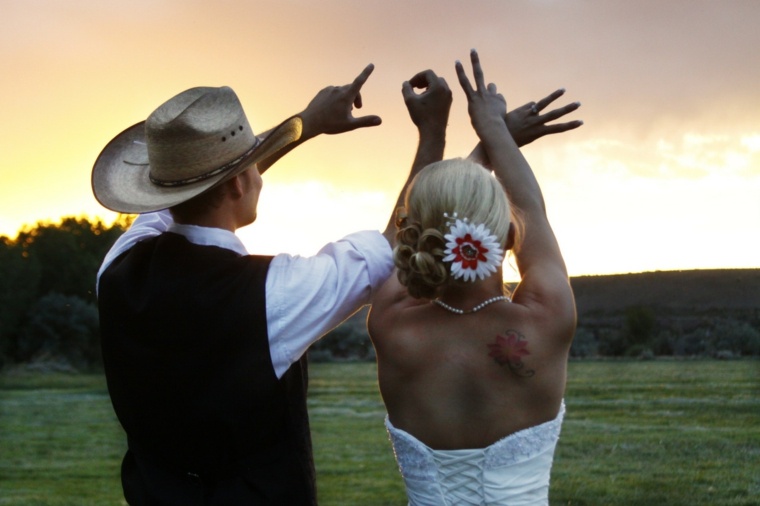 deco-mariage-champetre-couple-maries-style-cowboy