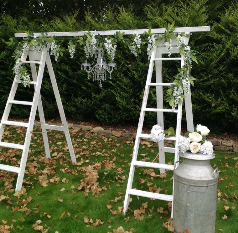 deco-mariage-champetre-echelle-lampes-fleurs-moderne