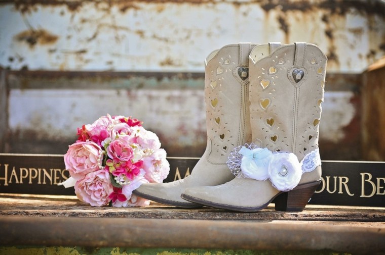 deco-mariage-champetre-tenue-mariee-bottes-cowboy-fleurs