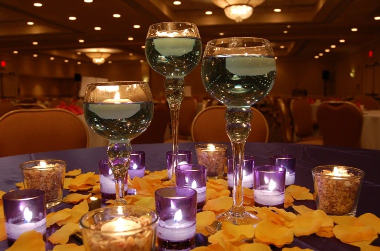 deco originale jour de fete vase forme verres eau fleurs bougies resized