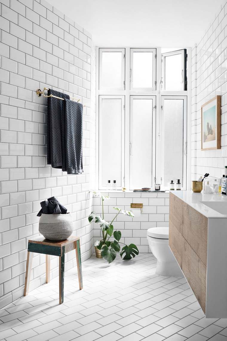 salle de bain scandinave blanc intérieur carrelage plante déco toilettes