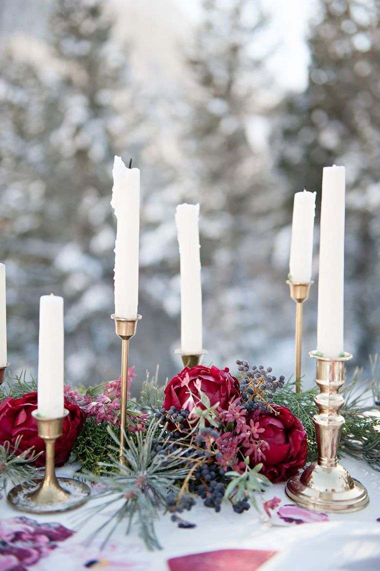 deco-table-mariage-rouge-et-blanc-bougies-composition-florale-hiver