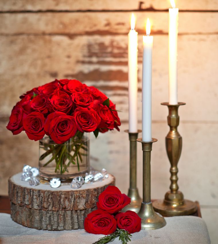 deco-table-mariage-rouge-et-blanc-composition-florale-roses