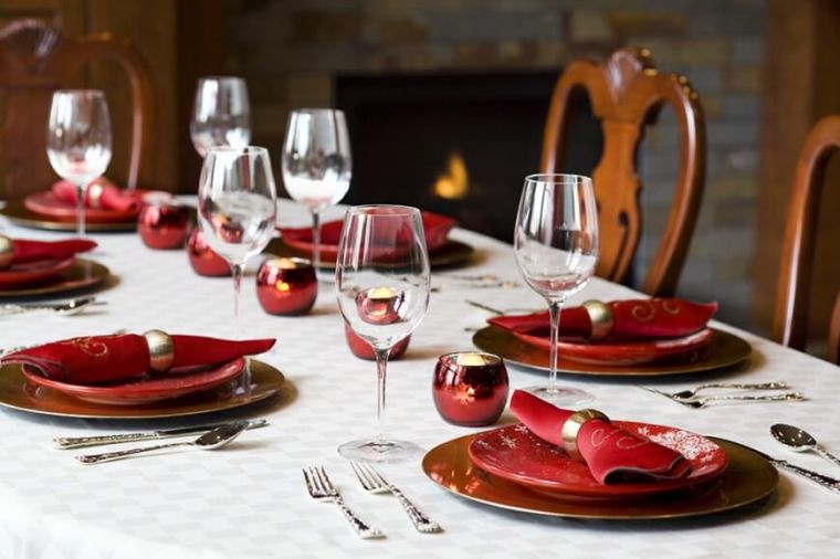 déco table mariage rouge et blanc couverts-argent-bougies