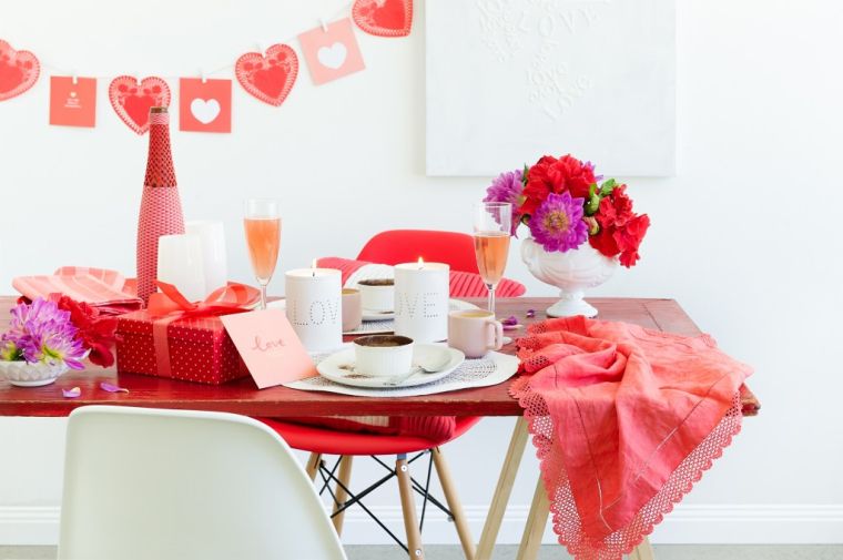 deco-table-mariage-rouge-et-blanc-inspiration-saint-valentin-bougeoirs