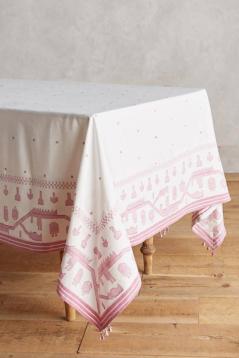 deco-table-mariage-rouge-et-blanc-nappe-scandinave-idee