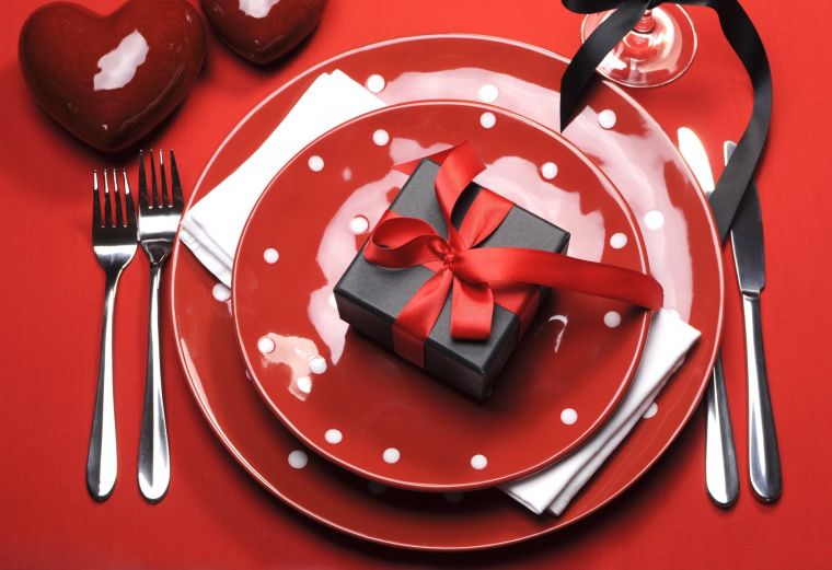 deco-table-mariage-rouge-et-blanc-noir-cadeau-invite-idee