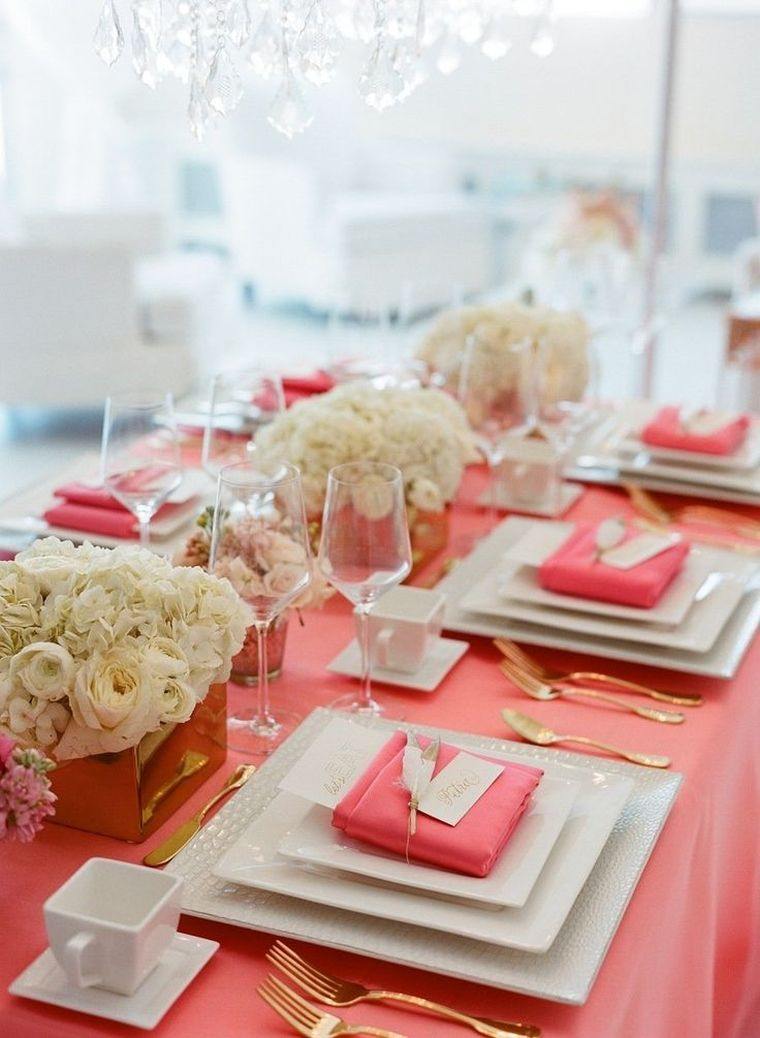 deco-table-mariage-rouge-et-blanc-nuances-pastel-couverts-or