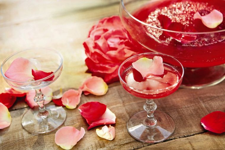 deco-table-mariage-rouge-et-blanc-petales-rose-coupe-champagne