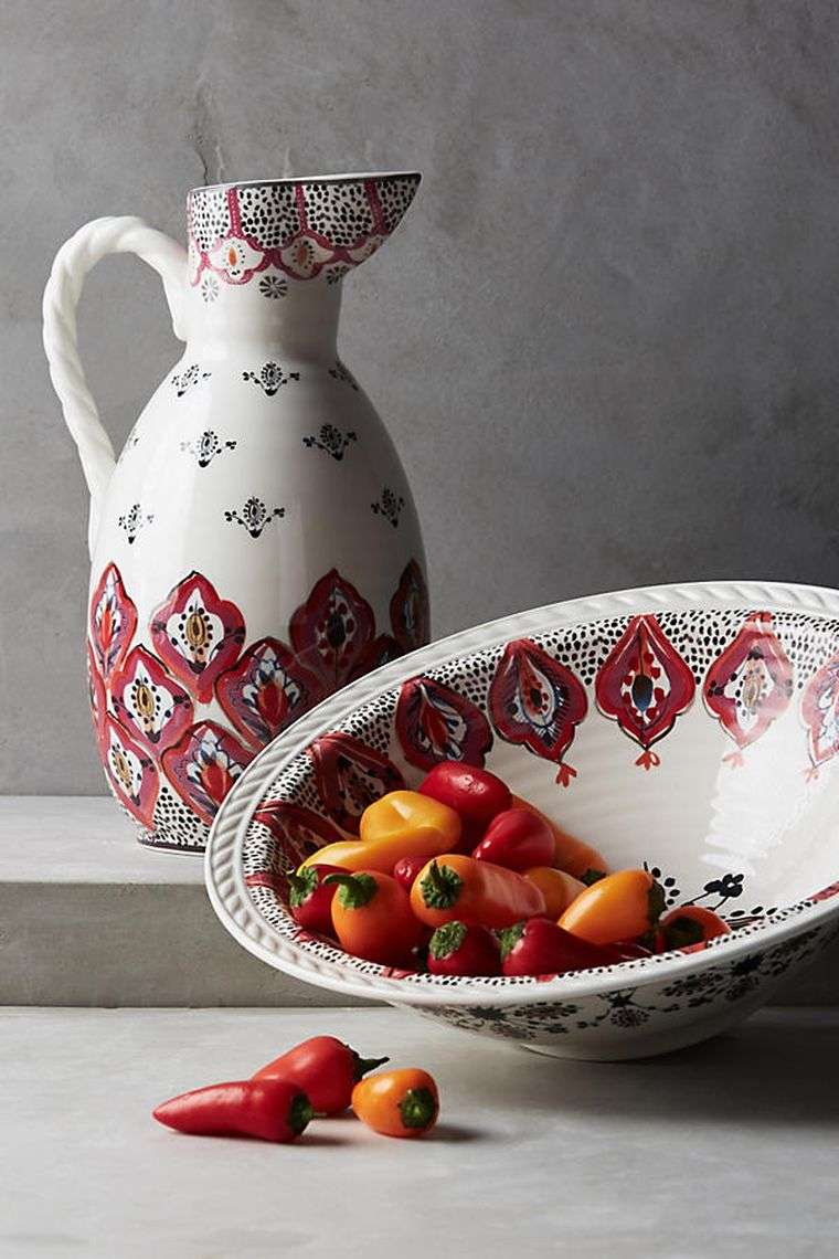 deco-table-mariage-rouge-et-blanc-pichet-vase-saladier-peint