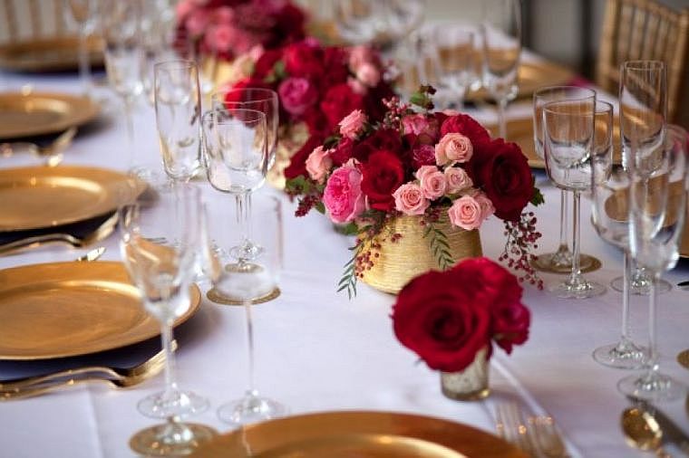 deco-table-mariage-rouge-et-blanc-vaisselle-or-glamour