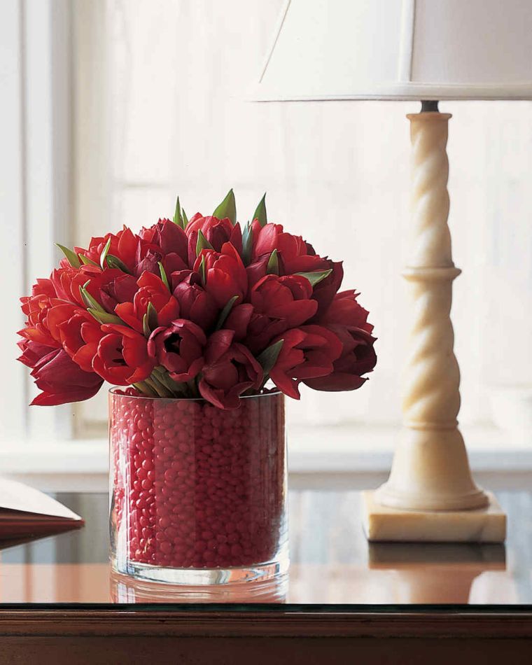deco-table-mariage-rouge-et-blanc-vases-deco-florale-tulipe.