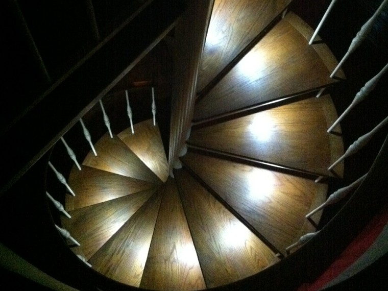 escalier en spirale maison lumieres sur mesure