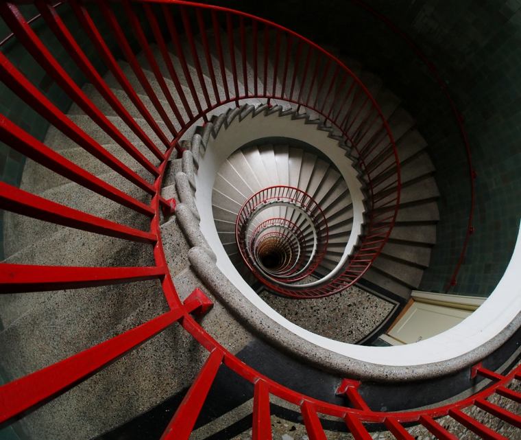 escalier en spirale parapete rouge noir