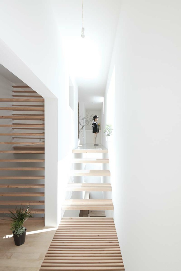 escalier moderne deco-zen-bois-clair-cage-escalier-blanche-design
