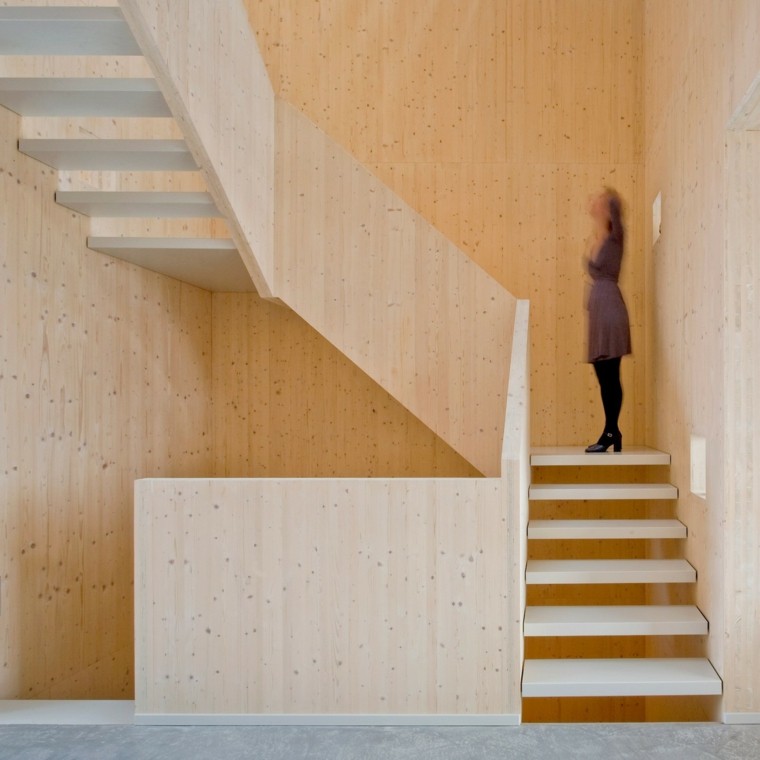 escalier-moderne-design-scandinave-cage-escalier-bois-clair-garde-corps-deco-naturelle