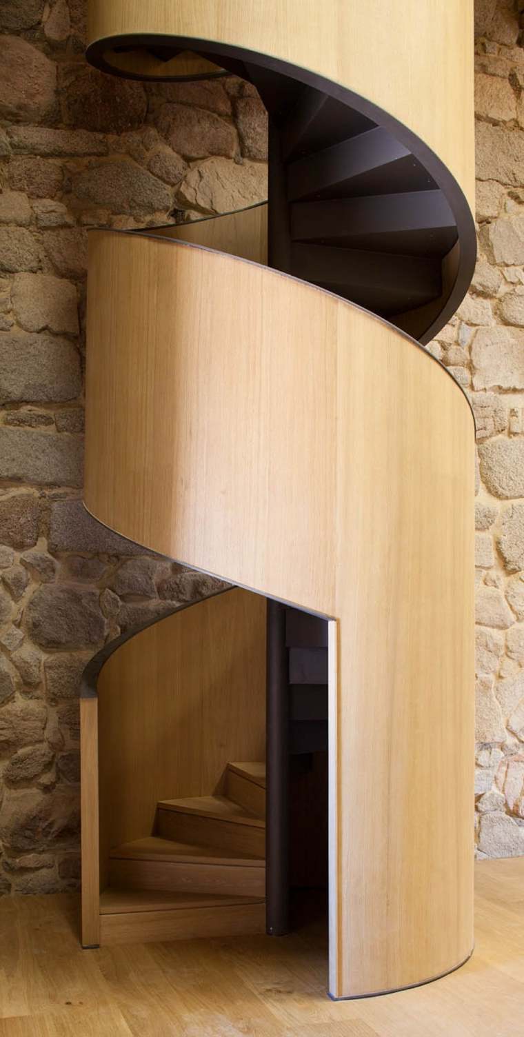 escalier-moderne-escalier-colimacon-garde-corps-bois-design-interieur