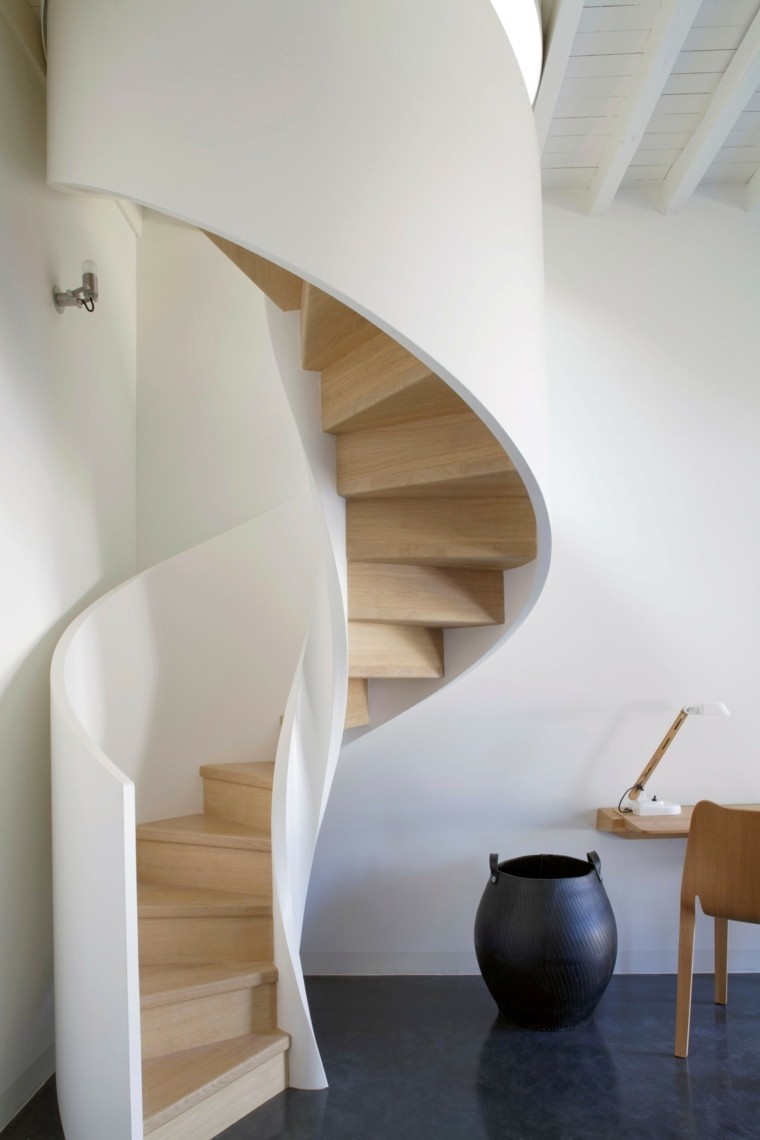 escalier moderne escalier-colimacon-petit-espace-marches-bois-garde-corps-blanc