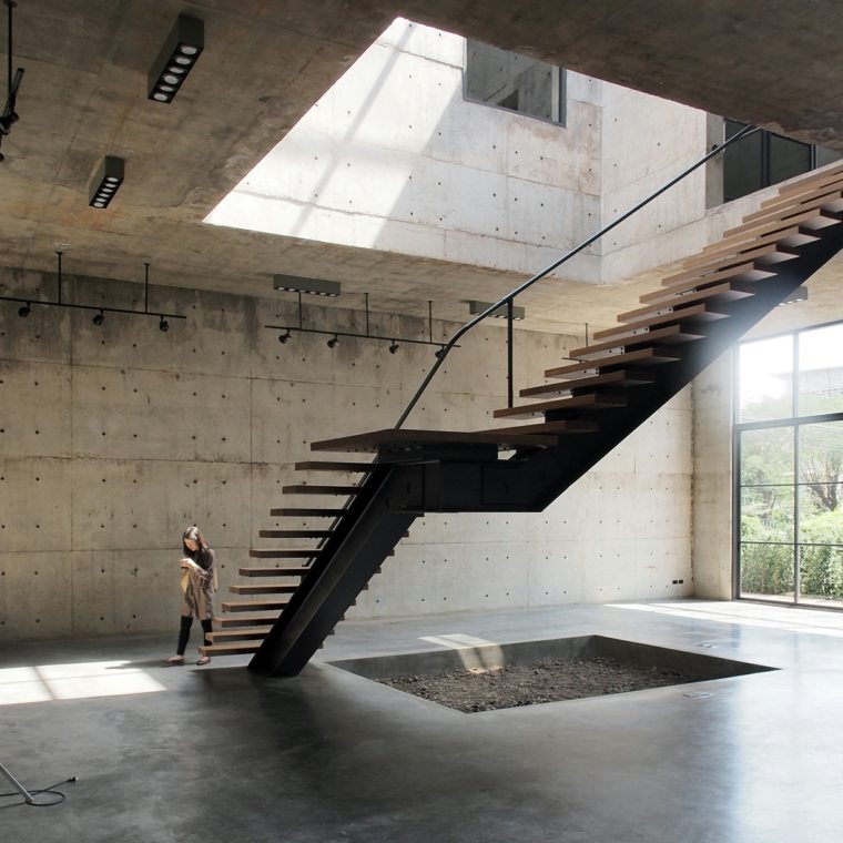 escalier-moderne-metal-bois-decoration-style-industriel-mur-beton