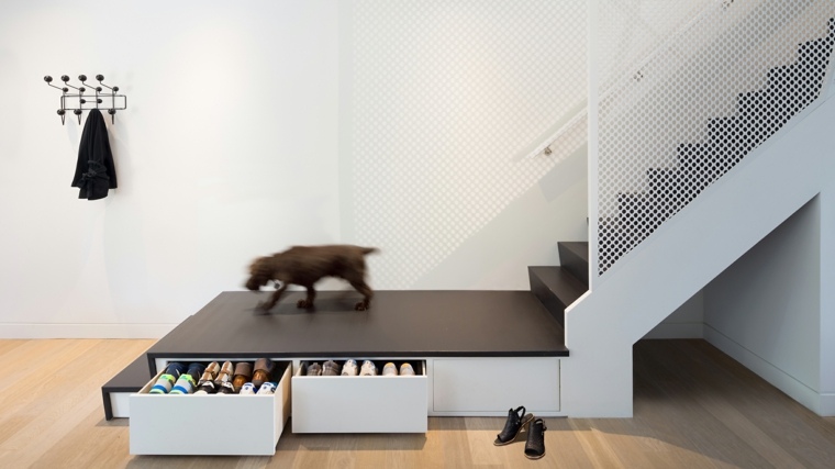 escalier-moderne-rangement-meuble-chaussures-escalier-noir-et-blanc