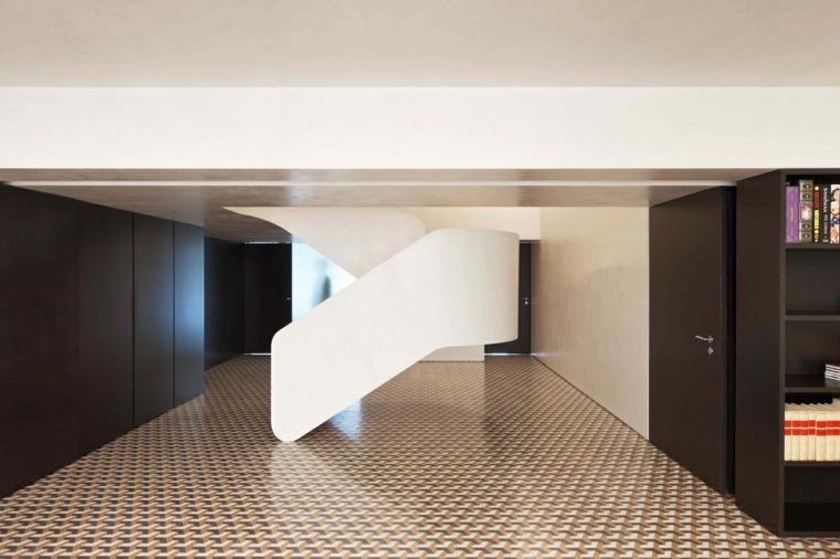 escalier-moderne-revetement-sol-carrelage-tendance-motif-geometrique