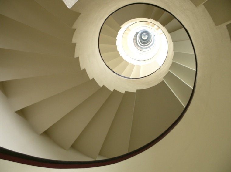 escaliers blancs spirale maison contemporaine