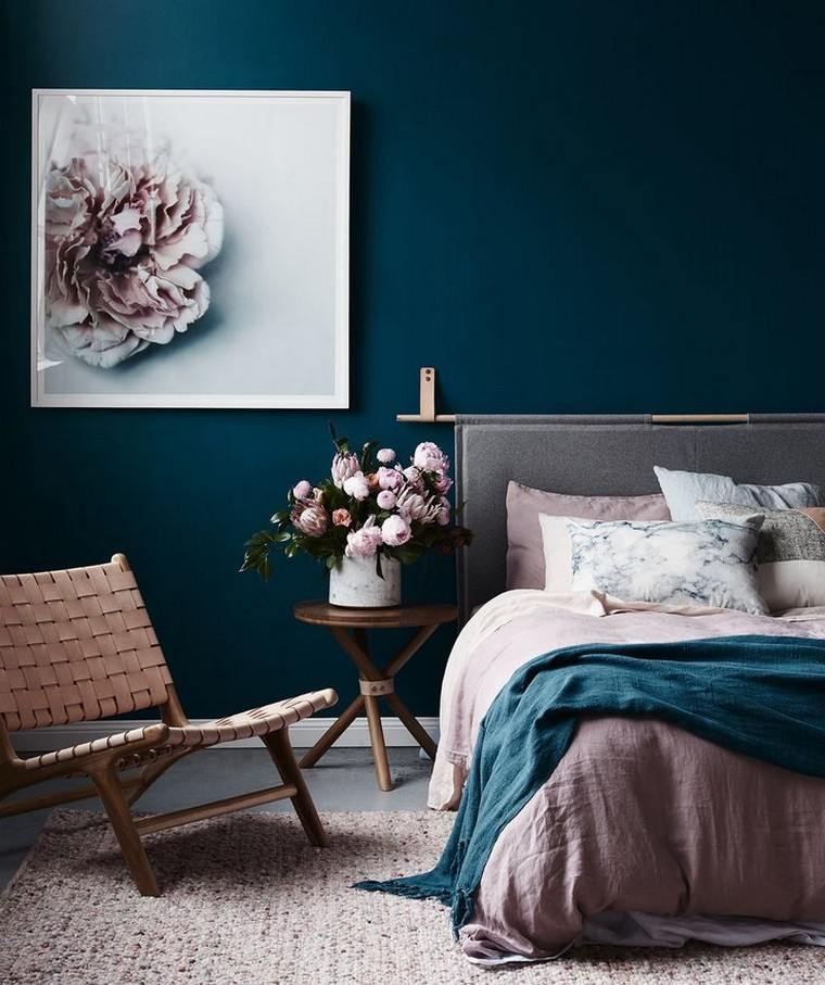 chambre gris et rose tableau mur idée déco tête de lit grise fauteuil table basse bois bouquet fleurs