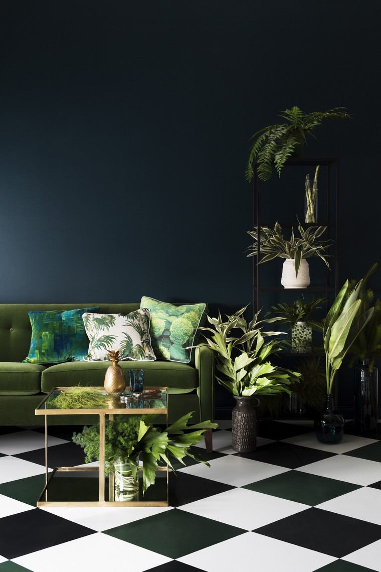 canapé en velours vert coussins design intérieur plantes déco