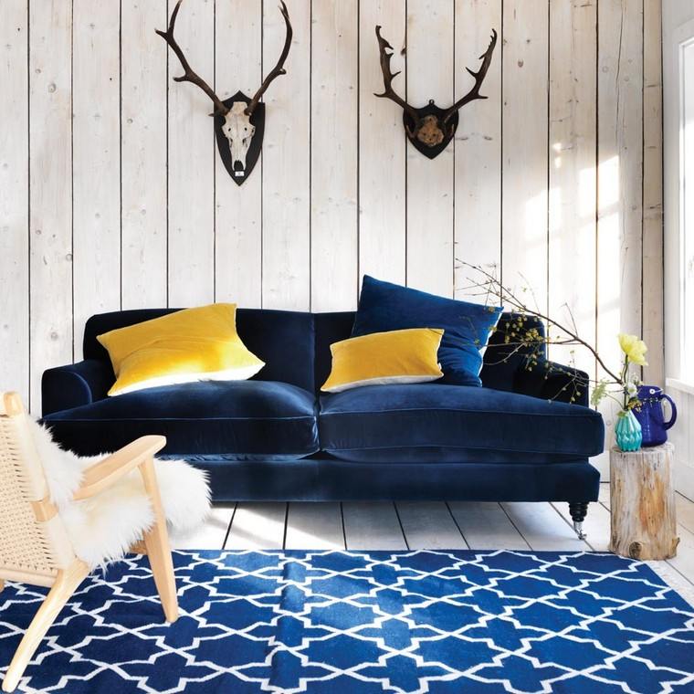 canapé en velours bleu tapis sol idée mur déco