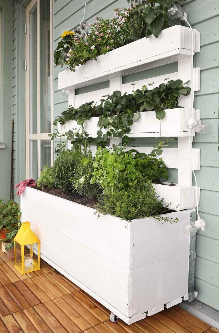 idees-jardiniere-palette-deco-balcon-exterieur-plantes-bois