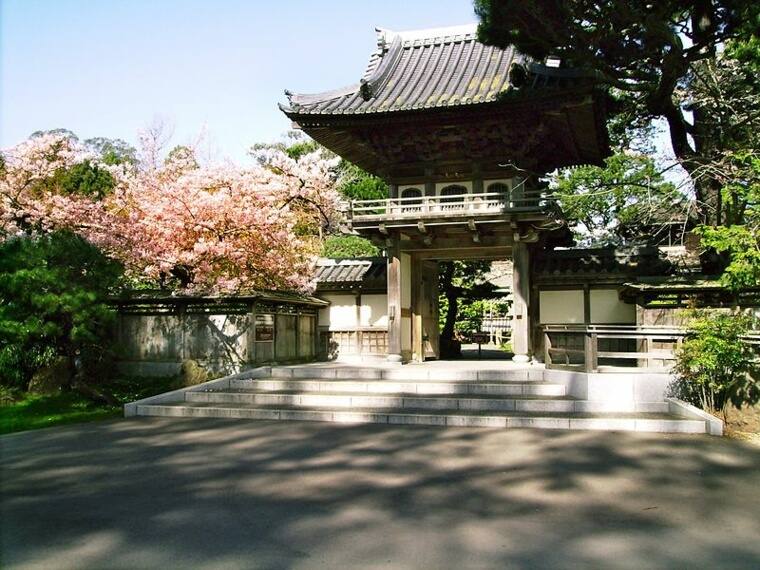 maison-traditionnelle-japonaise-amenagement-exterieur-jardin-zen-deco-mur-porte
