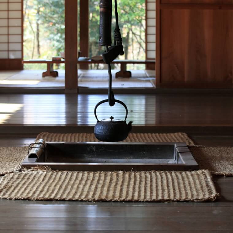 maison-traditionnelle-japonaise-architecture-decoration-foyer-brasero-cuisine-salle-a-manger-irori