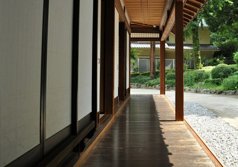 maison-traditionnelle-japonaise-couloir-ecran-shoji-exterieur-deco-bois-engawa