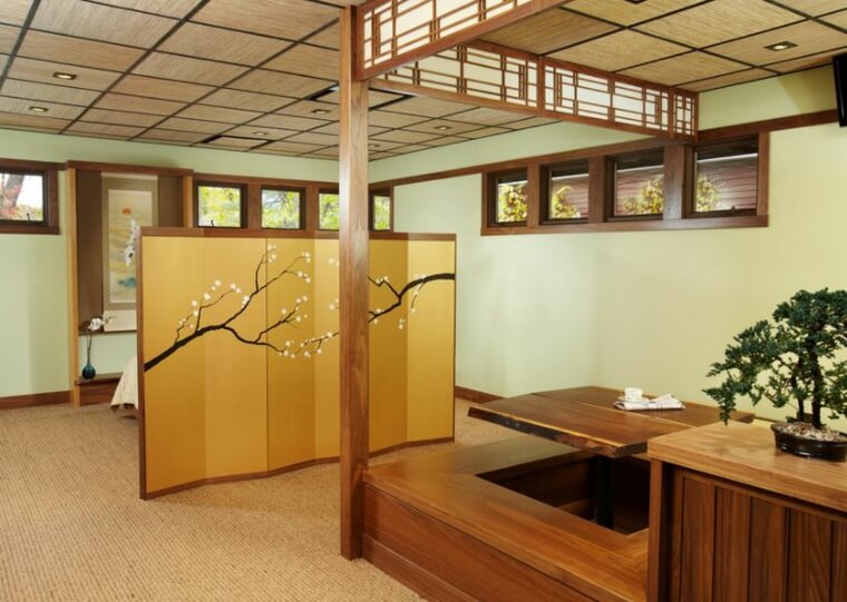 maison-traditionnelle-japonaise-decoration-naturelle-creation-bois-ecran-separation-piece-bonsai