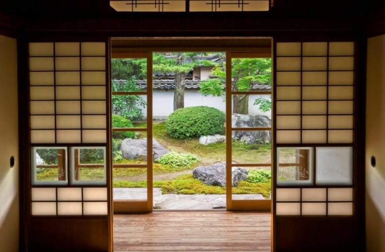maison-traditionnelle-japonaise-ecran-shoji-fenetres-papier-translucide