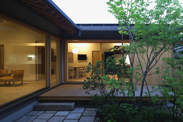 maison-traditionnelle-japonaise-interieur-exterieur-deco-naturelle-revetement-bois.