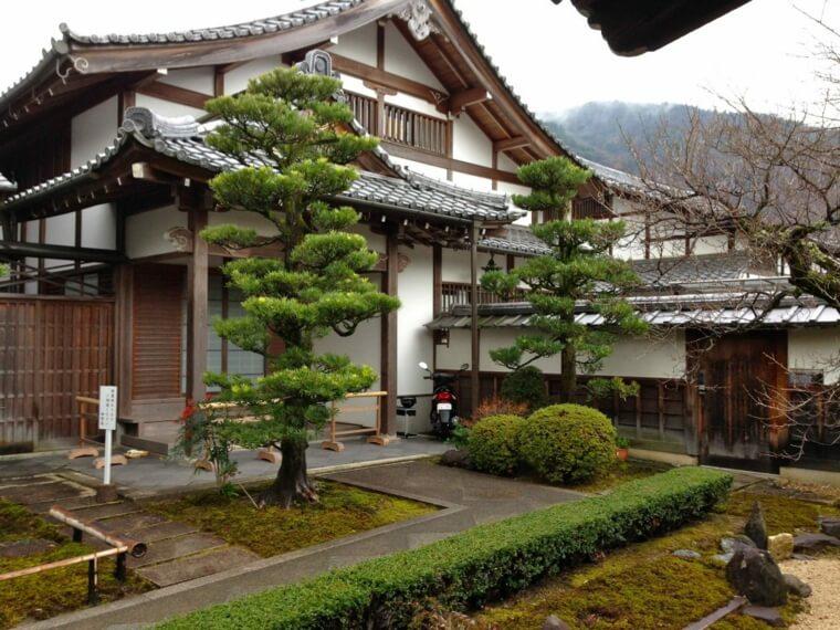 maison traditionnelle japonaise photo-architecture-exterieur-petit-jardin-zen