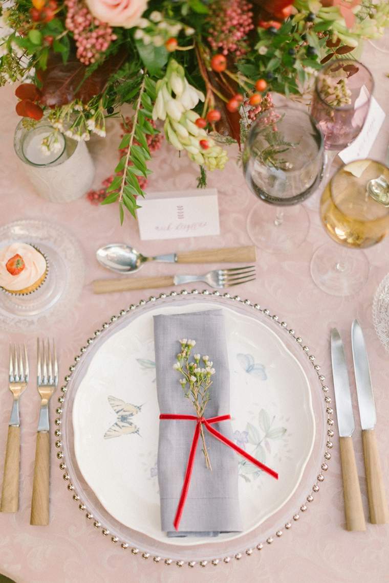 mariage-boheme-chic-decoration-table-couverts-fleurs-serviette-idees
