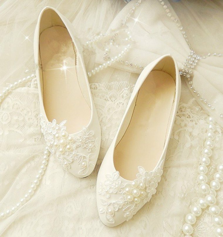 mariage-boheme-chic-tenue-mariee-chaussures-ballerines-blanches-paillettes