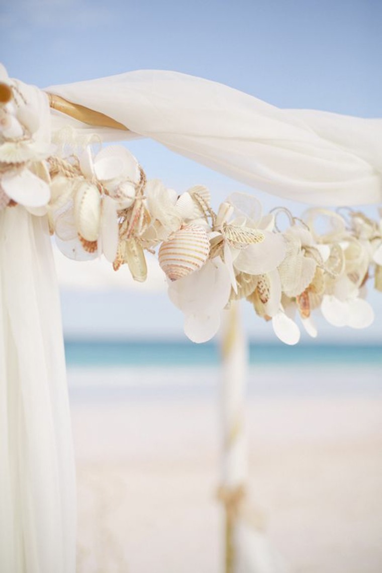 mariage-theme-mer-arche-blanche-ceremonie-coquillages